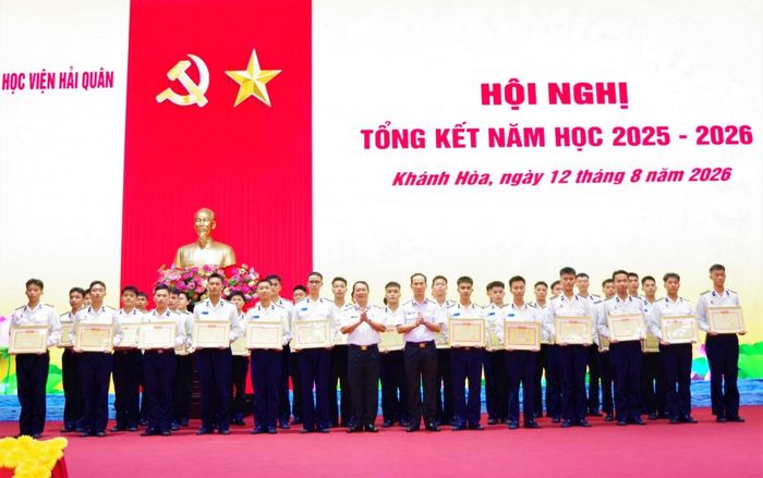 Thủ trưởng Học viện trao thưởng các cá nhân có thành tích xuất sắc trong năm học 2025-2026. Ảnh: Hải Nam