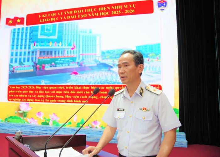 Chuẩn Đô đốc Nguyễn Hữu Thoan quán triệt Nghị quyết lãnh đạo thực hiện nhiệm vụ giáo dục và đào tạo năm học 2026 - 2027. Ảnh: Hải Nam