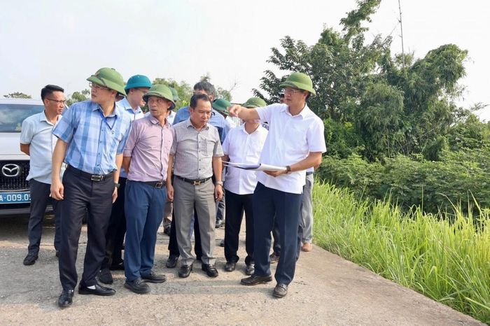 Phó Chủ tịch Thường trực UBND thành phố Lê Anh Quân kiểm tra thực địa khu vực dự án đón tuyến từ hướng Bắc Ninh (Ảnh: Cổng TTĐT Hải Phòng).