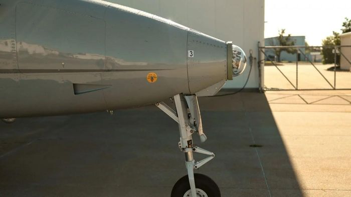 Cảm biến Ultra Low-Cost Seeker của Boeing lắp trên máy bay Beechcraft 1900 trước chuyến bay thử mang theo, nhằm đánh giá khả năng phát hiện và bám mục tiêu cơ bản của cảm biến. Ảnh: Chris Bishop