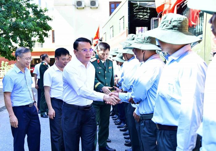 Phó Chủ tịch UBND tỉnh Nghệ An Phùng Thành Vinh động viên cán bộ, chiến sĩ Đội Quy tập hài cốt liệt sĩ trước khi lên đường làm nhiệm vụ. (Ảnh: Sỹ Đức / NAG)