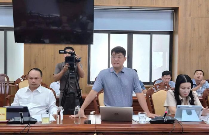  Đại diện Sở Nông nghiệp và Môi trường trao đổi các nội dung liên quan đến công tác chống khai thác IUU.