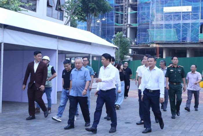  Kiểm tra khu vực tổ chức Lễ hội Ẩm thực Sầu riêng.