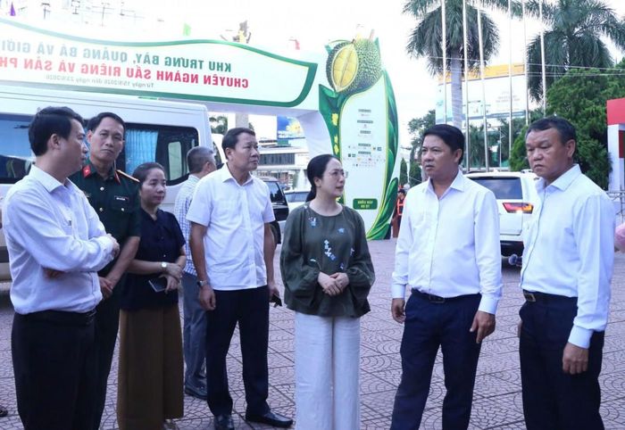  Kiểm tra công tác chuẩn bị Khu trưng bày, quảng bá sầu riêng và sản phẩm OCOP. 