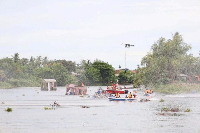 Sử dụng phương tiện bay không người lái (Drone) hỗ trợ trinh sát, thả phao cứu người và tiếp cận các khu vực bị cô lập.