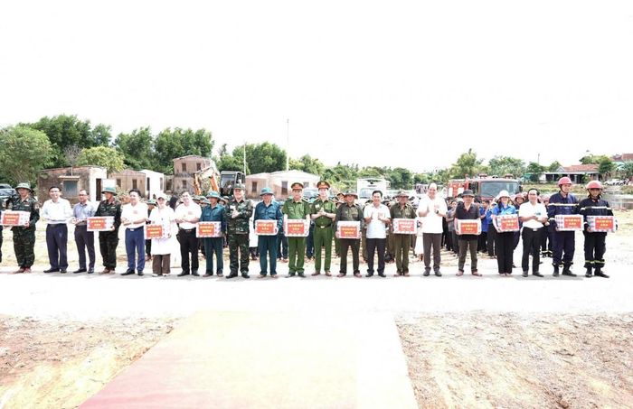 Lãnh đạo thành phố tặng quà cho các lực lượng tham gia diễn tập.