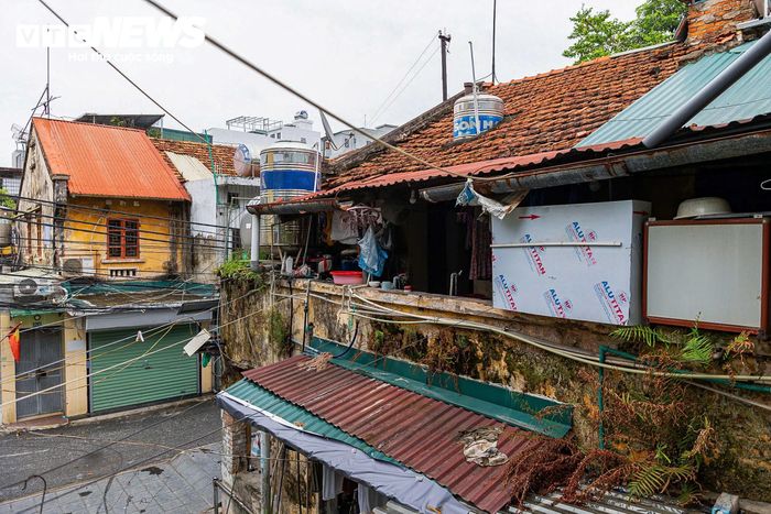 Tại khu tập thể Trương Định (phường Tương Mai), nhiều dãy nhà đã cũ kỹ, xuống cấp và nằm xen kẽ giữa khu dân cư hiện hữu. Dự án tái thiết có diện tích lập quy hoạch hơn 14.600 m², trong đó khoảng 13.700 m² dành cho khu vực cải tạo, phần còn lại để mở đường và kết nối giao thông.