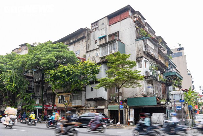 Tại khu vực nội đô, khu tập thể 23 Hàng Tre - 162 Trần Quang Khải rộng khoảng 1.485 m², hiện có 4 tòa nhà 5 tầng với 85 căn hộ. Theo phương án tái thiết, công trình mới gồm một khối cao 7 tầng phía ngoài và khối 21 tầng phía trong, kết hợp 3 tầng hầm. Tổng vốn đầu tư dự kiến khoảng 398 tỷ đồng.