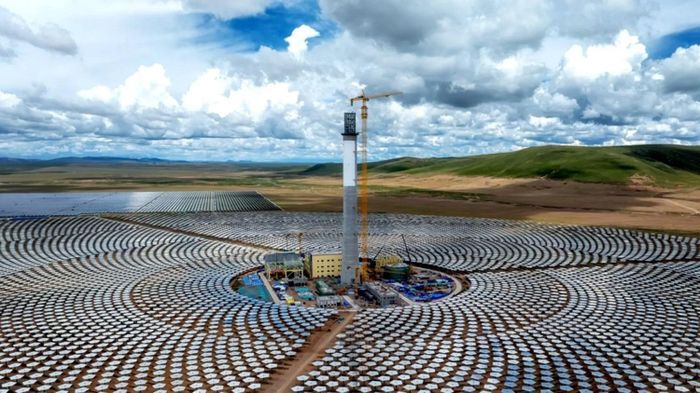 Nhà máy nhiệt điện muối nóng chảy công suất 100 MW ở Tây Tạng, Trung Quốc. (Ảnh: People’s Daily)