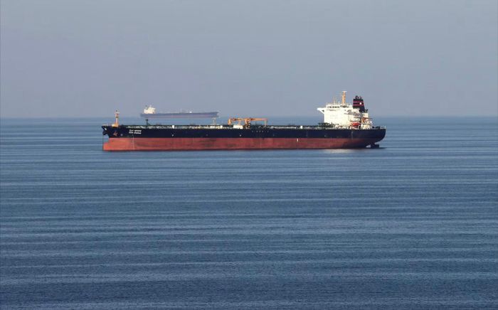 Tàu chở dầu đi qua eo biển Hormuz. (Ảnh: Reuters)