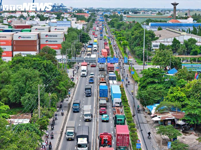 Theo ghi nhận, lượng xe container di chuyển dày đặc khiến nhiều tuyến đường thường xuyên ùn tắc. Riêng đường Nguyễn Thị Định có khoảng 20.000 - 22.000 lượt xe container ra vào mỗi ngày, thời điểm cao điểm lên tới 26.000 lượt.