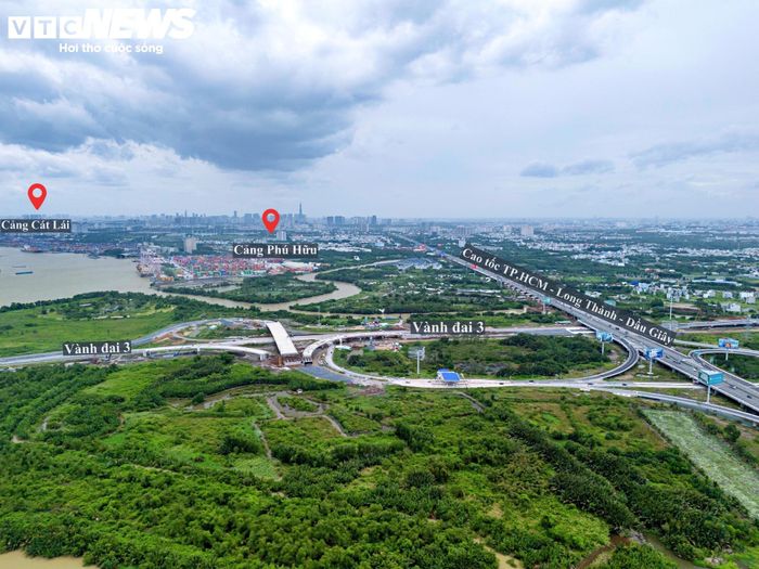 Để tháo gỡ điểm nghẽn, TP.HCM đang triển khai dự án đường liên cảng Cát Lái - Phú Hữu, kết nối trực tiếp với cao tốc TP.HCM - Long Thành - Dầu Giây và Vành đai 3 TP.HCM.
