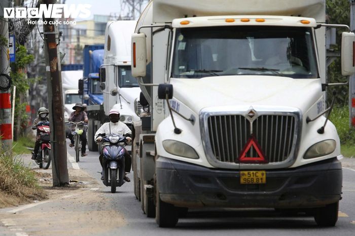 Không chỉ phục vụ xe ra vào cảng, khu Đông TP.HCM còn là cửa ngõ trung chuyển hàng hóa liên vùng. Nhiều xe container từ miền Tây đi Đồng Nai, miền Trung, miền Bắc và chiều ngược lại phải qua khu vực này, càng làm gia tăng áp lực lên hệ thống đường hiện hữu.
