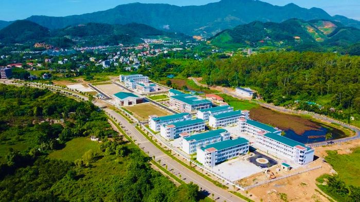 Không chỉ là sự chuẩn bị về phòng học, việc đón khoảng 17.000 sinh viên về Hòa Lạc trong năm học mới đặt ra yêu cầu hoàn thiện đồng bộ cả một không gian đại học. Đại học Quốc gia Hà Nội đang tập trung những phần việc cuối cùng: chỉnh trang cảnh quan, biển bảng chỉ dẫn, vệ sinh khuôn viên, rà soát giao thông, y tế, ký túc xá và các dịch vụ phục vụ người học. Theo yêu cầu của lãnh đạo trường, công tác tổng vệ sinh được hoàn thành trước 16/8, cùng với việc tiếp tục hoàn thành các hạng mục còn lại trước thời điểm sinh viên nhập học.