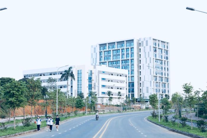 Năm học 2026-2027 sẽ là bước tiến mới khi Đại học Quốc gia Hà Nội đưa khoảng 17.000 sinh viên lên Hoà Lạc. Với dấu mốc quan trọng này, Hòa Lạc không chỉ là nơi học tập - mà đang từng bước trở thành một không gian học thuật, nghiên cứu, đổi mới sáng tạo và đời sống đại học năng động của Đại học Quốc gia Hà Nội .