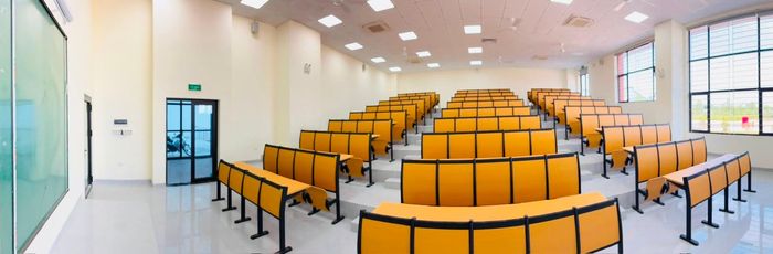 Các phòng học được thiết kế theo hướng hiện đại, rộng rãi, có điều hòa, quạt và các thiết bị phục vụ dạy - học. Trước ngày sinh viên trở lại học tập, một số hạng mục tiếp tục được bổ sung, chỉnh trang nhằm bảo đảm điều kiện vận hành ổn định ngay từ đầu năm học.