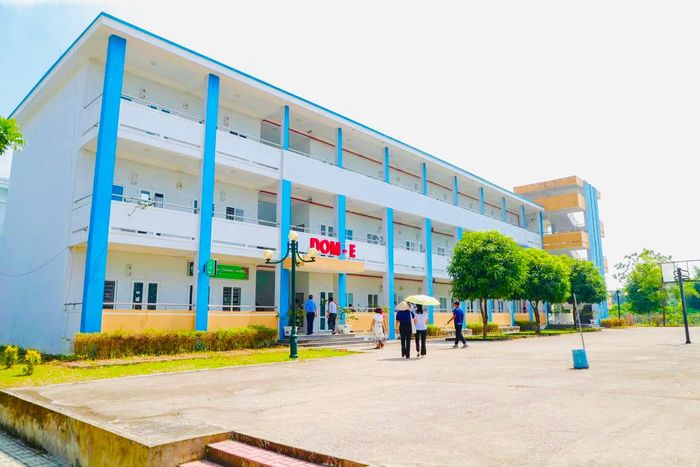 Tại ký túc xá khu B, C, sinh viên có thể sử dụng các dịch vụ như photocopy, giặt sấy, nhà xe và sạc xe điện. Các tiện ích như ATM, ngân hàng, bưu điện, in ấn - văn phòng phẩm, sửa xe, ăn uống, cà phê… được bố trí tại nhiều khu vực trong Khu đô thị. Về phương tiện đi lại, 6 tuyến bus (gồm 71, 74, 107, 88, E06TC và E07TC) kết nối nội đô với Hòa Lạc; xe bus nội khu hoạt động liên tục, cùng hệ thống xe đạp điện hỗ trợ việc đi lại giữa các khu vực. ĐHQGHN đang tiếp tục hoàn thiện phương án phân luồng, biển chỉ dẫn và khu vực đón sinh viên, nhằm hạn chế tình trạng lúng túng khi lượng người học tăng mạnh vào đầu năm học.