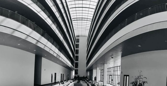 Vòm giảng đường HT được thiết kế mái che, không gian tuyệt vời để sinh viên thư giãn.
