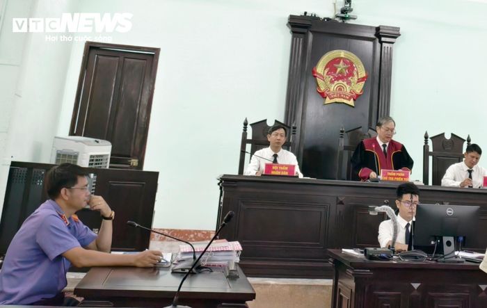 Thẩm phán, chủ toạ phiên toà công bố quyết định tạm hoãn phiên toà xét xử vụ án