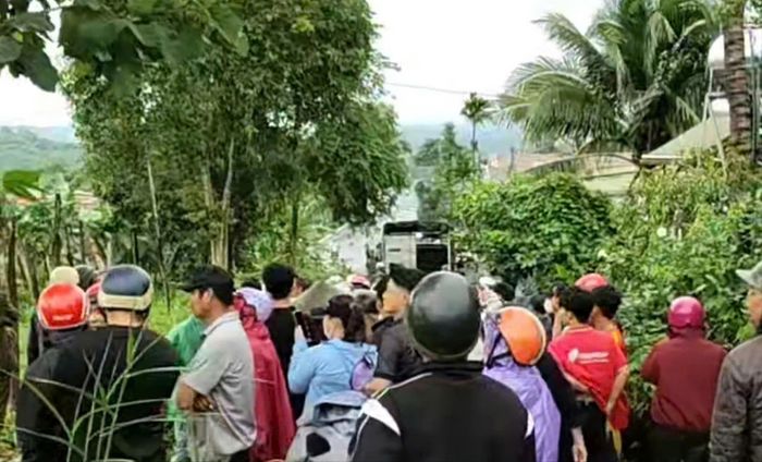 Rất đông người dân tụ tập tại hiện trường vụ việc.