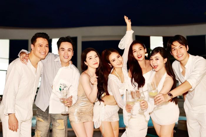 Trước kia, Quỳnh Nga - Việt Anh cùng nhóm bạn thân thiết bao gồm Quỳnh Kool, Huyền Lizzie, Lã Thanh Huyền, Thái Dũng... thường xuyên tụ họp vào những dịp đặc biệt. Tuy nhiên khi chụp hình, Quỳnh Nga - Việt Anh vẫn giữ khoảng cách, không đứng cạnh đối phương.