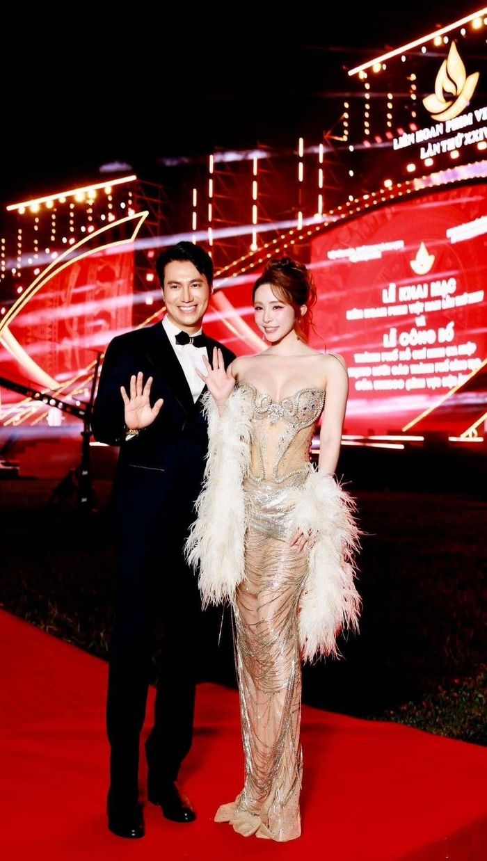 Không những thế vừa qua, Quỳnh Nga và Việt Anh khoe căn nhà mua chung. Theo nam diễn viên 8X, làm nhà là việc lớn ưu tiên hàng đầu khi cả hai quyết định sống chung. Vì thế, anh và Quỳnh Nga dồn hết tâm sức để hoàn thiện ngôi nhà gắn kết tình cảm này.