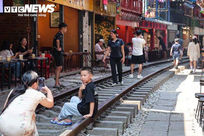Tại đoạn Phùng Hưng - Trần Phú, lượng khách buổi sáng khá thưa, chủ yếu là du khách nước ngoài tìm đến tham quan, chụp ảnh.