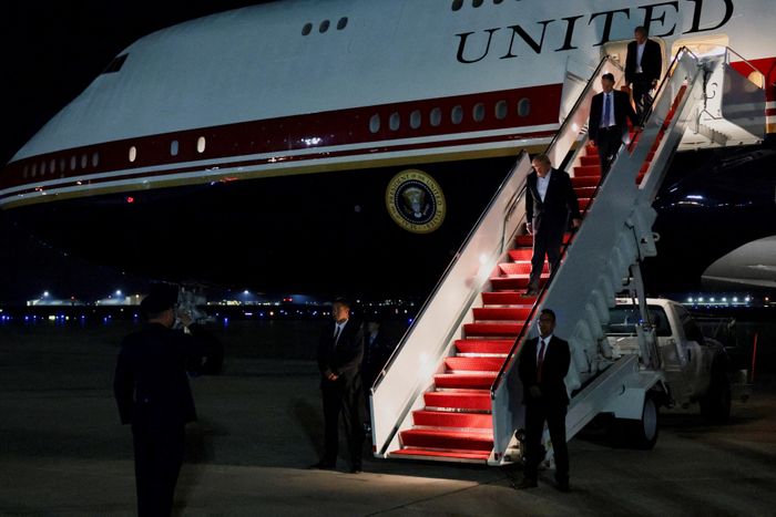 Ông Trump sau đó đi máy bay Air Force One mới về Mỹ. 