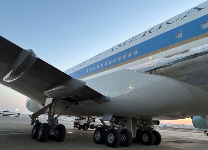 Chiếc xe tải màu trắng (lúc này chưa có thùng xe) được cho là đã chờ ông Trump bên hông máy bay. (Ảnh: Reuters)