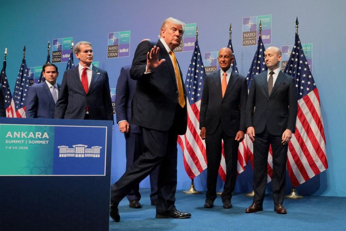 Ông Trump rời họp báo ở hội nghị NATO. (Ảnh: Reuters)