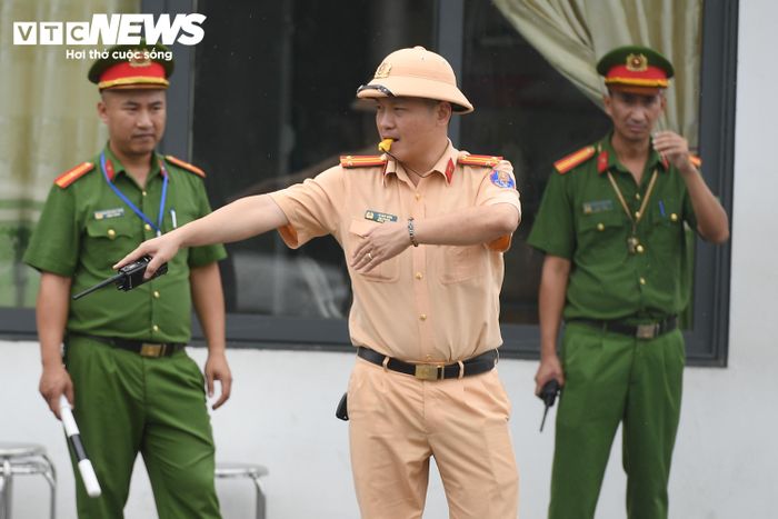Lực lượng Cảnh sát giao thông phân luồng giao thông tại những khu vực đông phương tiện qua lại, hạn chế tình trạng ùn tắc trước và sau mỗi buổi thi.