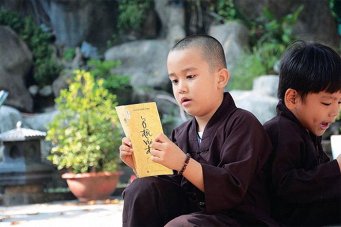 Xuất gia, theo nghĩa nghiêm túc của Phật giáo, không bắt đầu và kết thúc ở việc cạo tóc hay khoác lên mình một màu áo.