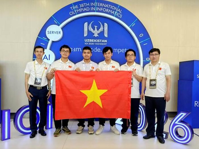 Từ trái sang phải: thầy Đỗ Phan Thuận - Trưởng đoàn; em Nguyễn Khánh Phúc; em Nguyễn Bùi Đức Dũng; em Đặng Huy Hậu; em Nguyễn Hữu Tuấn; thầy Đỗ Đức Đông - Phó Trưởng đoàn. (Ảnh: MOET)