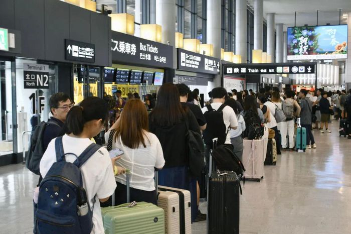 Du khách bị mắc kẹt do mưa lớn tập trung tại sân bay Narita, Nhật Bản. (Ảnh: Reuters)