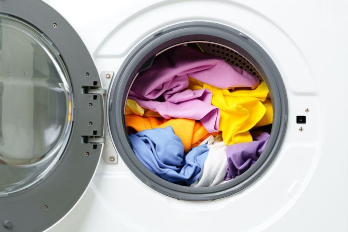 Việc chọn chế độ giặt hợp lý cũng giúp máy giặt bền hơn. (Ảnh: iStock)