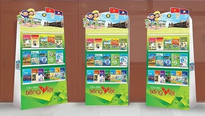 Tủ sách tiếng Việt được trao tặng tới các em học sinh tại Champasak, Lào. (Ảnh: PV/Vietnam+)