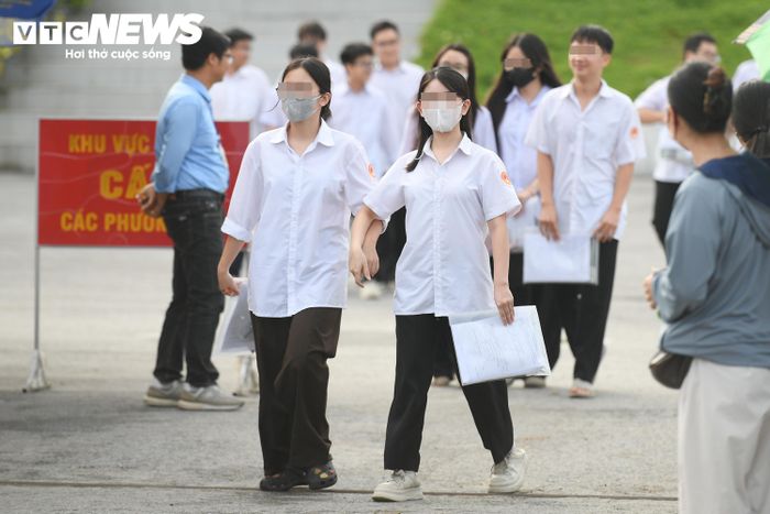Theo thông tin nhanh của Bộ GD&ĐT, không có thí sinh nào vi phạm quy chế thi trong ngày thi đầu tiên. Số cán bộ làm nhiệm vụ tại điểm thi vi phạm quy chế cũng là 0. Sáng mai, thí sinh thi các môn tự chọn.
