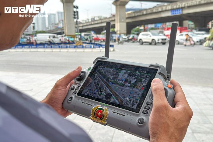 CSGT Hà Nội đánh giá, việc đưa UAV vào giám sát giao thông và trật tự đô thị sẽ giúp nâng cao khả năng phát hiện vi phạm, đồng thời hỗ trợ xử lý nhanh các điểm ùn tắc, sự cố trên những tuyến đường có lưu lượng xe lớn.