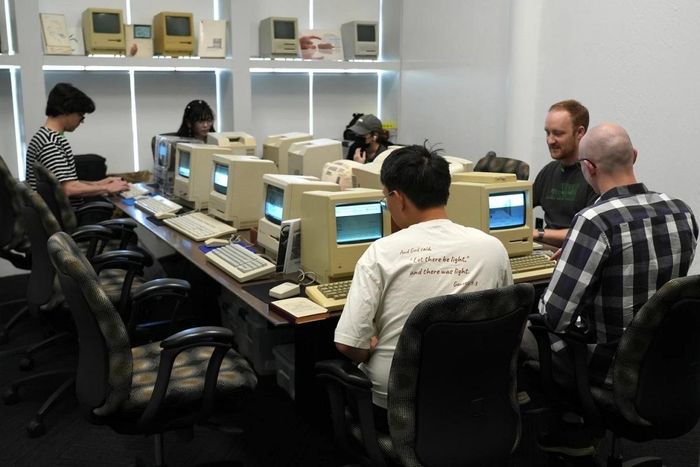 Du khách trải nghiệm máy tính Apple Macintosh từ những năm 1980 tại Lễ hội Máy tính Cổ điển ở Mountain View, California, Mỹ. (Ảnh: AP)