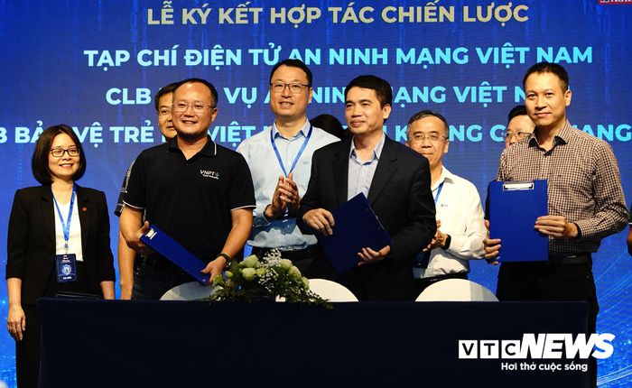 Trong khuôn khổ sự kiện, Tạp chí điện tử An ninh mạng Việt Nam công bố và tổ chức ký kết chương trình “Chung tay xây dựng Lá chắn số cho mọi nhà - Vì một tương lai số an toàn”; triển khai các hoạt động hợp tác về phổ cập kỹ năng số toàn dân và phát triển công nghệ an ninh mạng chiến lược Make in Vietnam, giới thiệu “Bộ nguyên tắc nhận diện phòng, chống lừa đảo trực tuyến”. (Ảnh: Thụy Phương)