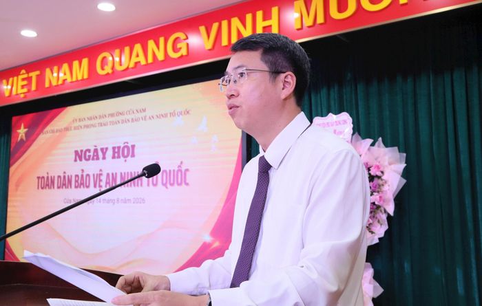 Bí thư Đảng ủy, Chủ tịch HĐND phường Cửa Nam Nguyễn Hoàng Trường phát biểu tại ngày hội. Ảnh: PV