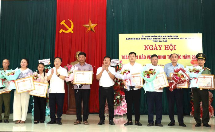 Lãnh đạo xã Phúc Sơn khen thưởng các tập thể có thành tích xuất sắc trong phong trào toàn dân bảo vệ an ninh Tổ quốc năm 2026. Ảnh: Kim Nhuệ