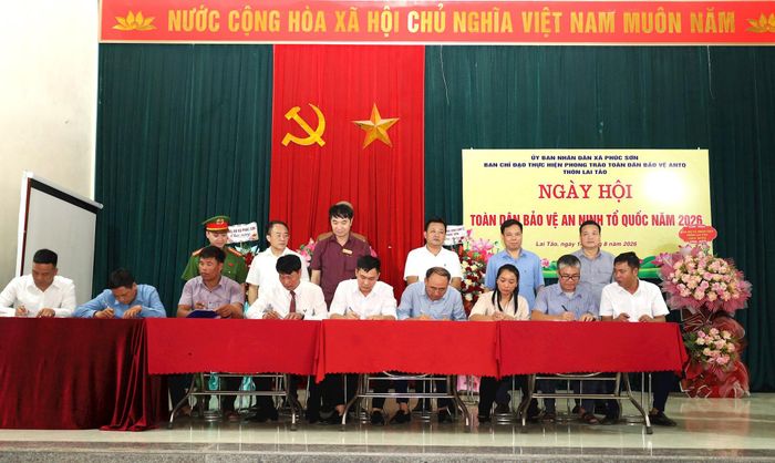 Lãnh đạo xã Phúc Sơn chứng kiến các thôn giao ước thi đua phong trào toàn dân bảo vệ an ninh Tổ quốc. Ảnh: Kim Nhuệ