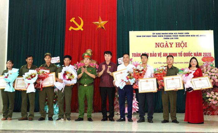 Lãnh đạo xã Phúc Sơn khen thưởng các cá nhân có thành tích xuất sắc trong phong trào toàn dân bảo vệ an ninh Tổ quốc. Ảnh: Kim Nhuệ