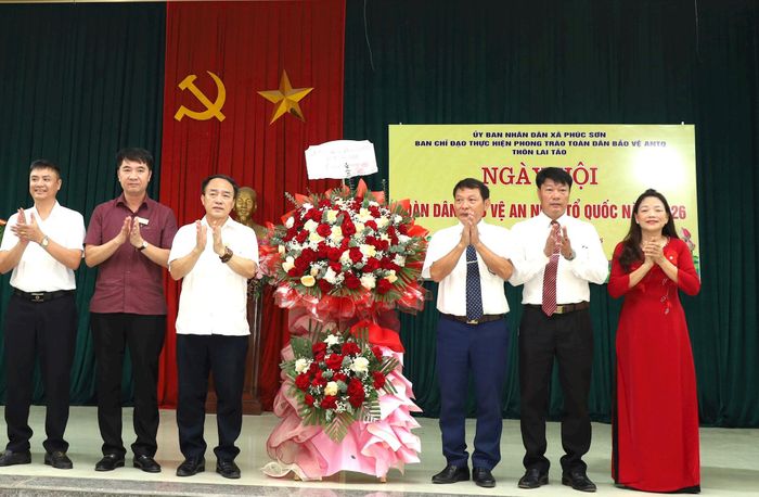 Lãnh đạo Đảng ủy, HĐNĐ, UBND, MTTQ Việt Nam xã Phúc Sơn chúc mừng ngày hội. Ảnh: Kim Nhuệ