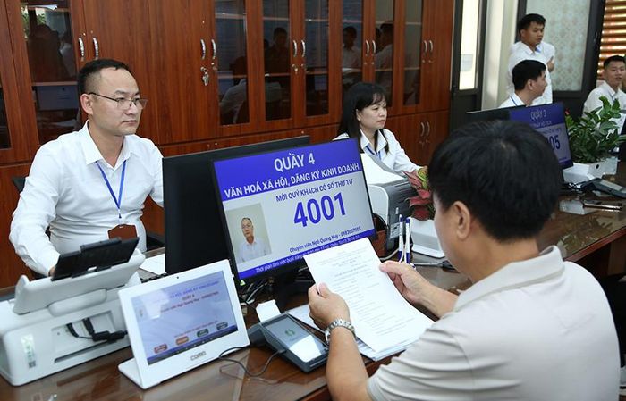 Giải quyết thủ tục cho người dân tại Điểm phục vụ hành chính công Phúc Thịnh. Ảnh: Quang Thái