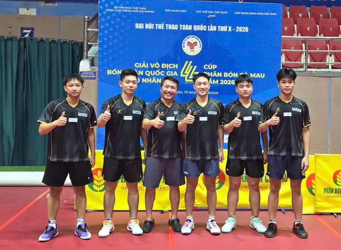 Đội nam Hà Nội vô địch Đại hội Thể thao toàn quốc lần thứ X - 2026 và đại diện nhà tài trợ. Ảnh: Ngọc Hiếu