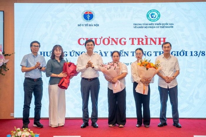 Tri ân những tấm lòng nhân ái, dũng cảm chấp nhận buông bỏ nỗi đau mất mát lớn lao để trao đi một phần cơ thể của người thân, mở ra cơ hội sống mới cho bệnh nhân mắc các bệnh lý suy tạng giai đoạn cuối. Ảnh: Hiếu Nguyễn
