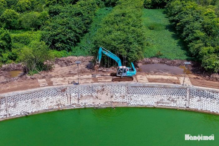 Để đạt dung tích thiết kế, dự án đã thực hiện khối lượng đào đất lòng hồ khoảng 730.000m³. Hệ thống kè bao quanh hồ có tổng chiều dài khoảng 1.952m, cùng các hạng mục khóa đỉnh kè, mái kè và lan can bảo vệ. Đây là những hạng mục có vai trò bảo đảm an toàn, ổn định công trình trong quá trình vận hành.