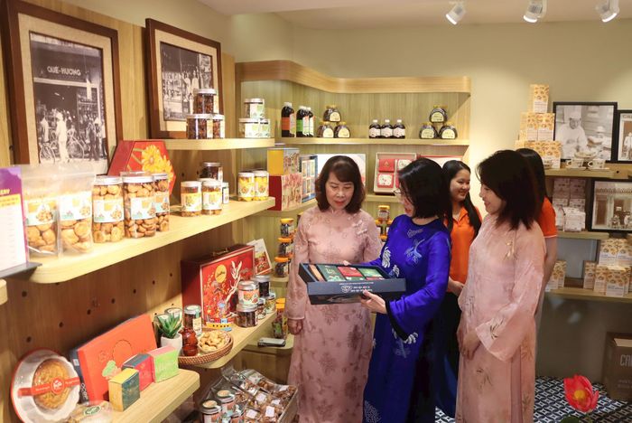 Đặc sản Hà Nội sẽ được đưa lên kênh số để đến với người tiêu dùng toàn quốc. Ảnh: Bảo Trung